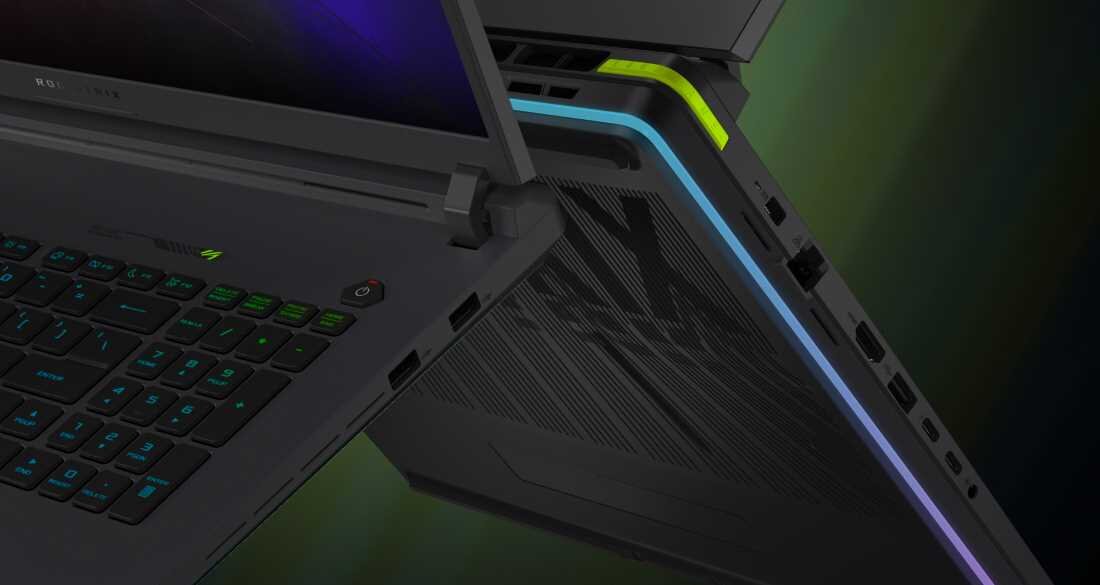 Laptop ASUS ROG Strix G18 - Boki laptopa ASUS ROG Strix G18 z opisanymi złączami, prezentujący kluczowe cechy techniczne urządzenia.  