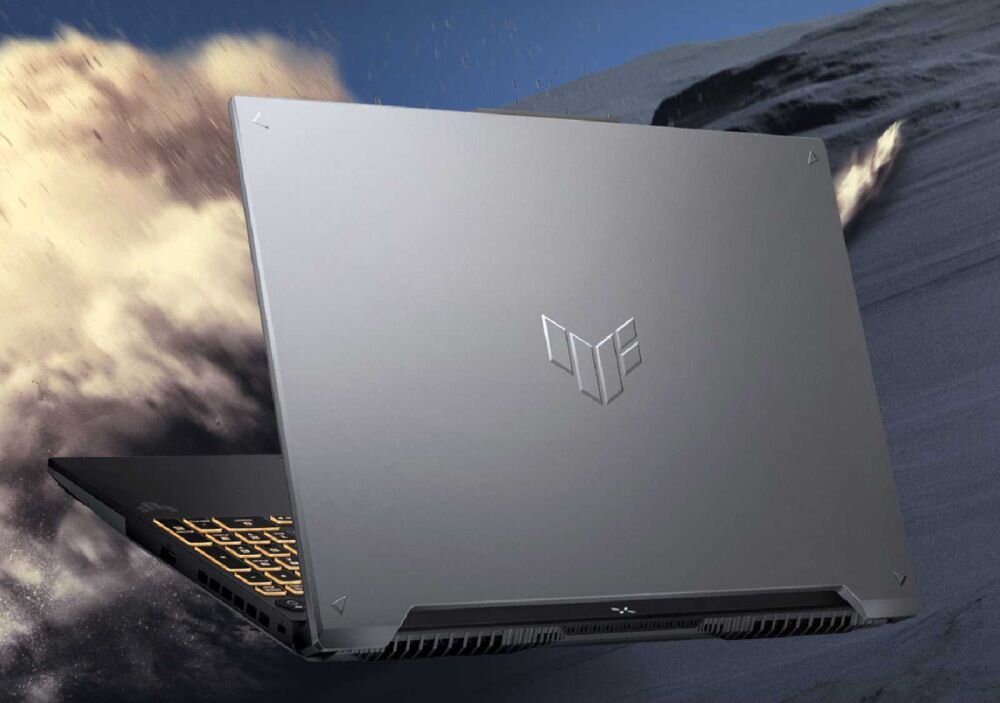 Laptop ASUS TUF Gaming z ekranem prezentującym dynamiczną rozgrywkę i logo Game Pass, podświetlana klawiatura RGB, design dla graczy. - Opis serii TUF Gaming