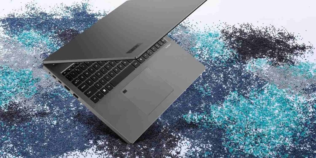 Laptop ACER TravelMate P2 - Laptop ACER TravelMate P2 leży na niebieskim i białym tle.  