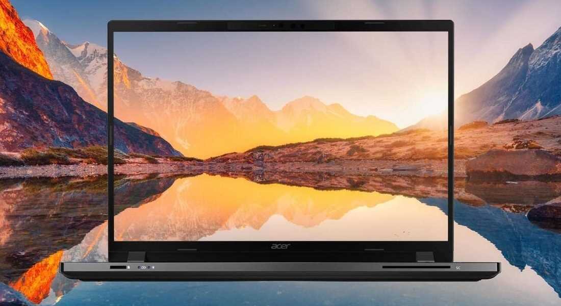 Laptop ACER TravelMate P2 - Laptop ACER TravelMate P2 wtopiony w górski krajobraz.  