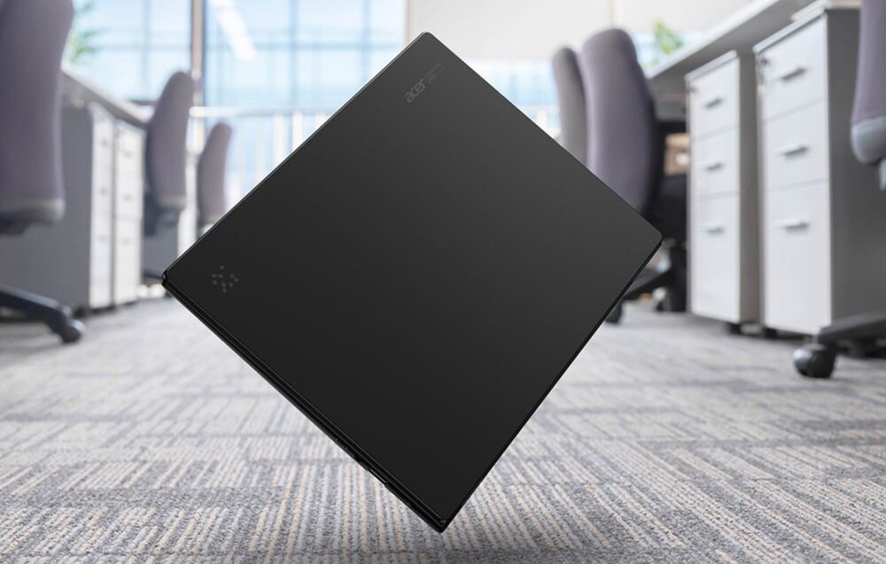 Ekran laptopa Predator Helios Neo 16 z otwartą aplikacją PredatorSense, prezentacja panelu sterowania ustawieniami systemu, efekt wielowarstwowych okien na tle cyfrowego miasta