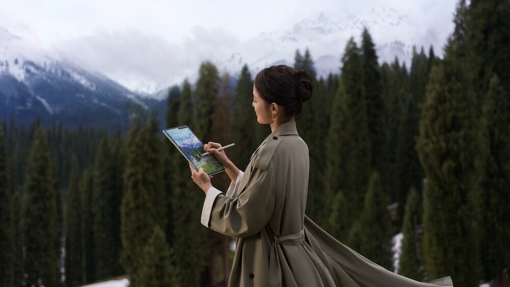 Tablet HUAWEI MatePad Pro 12.2 kobieta rysuje na tablecie w górach, AppGallery integracja aplikacje google