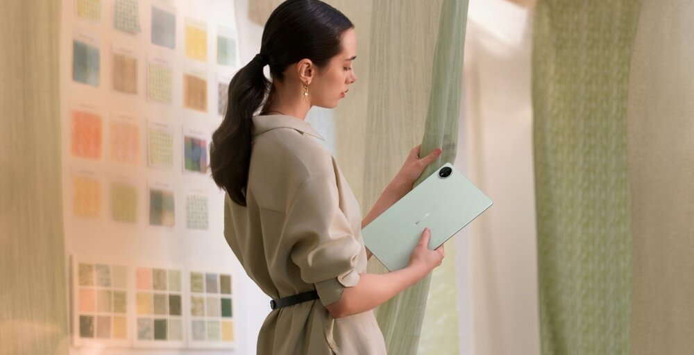 Tablet HUAWEI MatePad Pro 12.2 kobieta z tabletem, Cztery głośniki ekran OLED PaperMatte kamery 50 MP + 8 MP