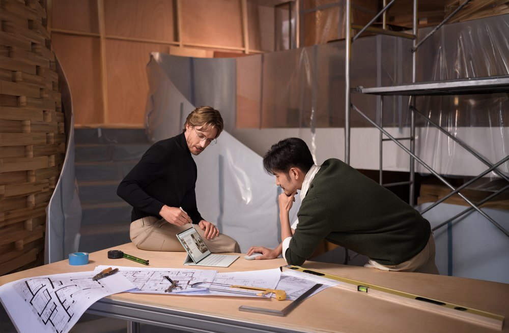 Tablet HUAWEI MatePad Pro 12.2 dwóch architektów pracuje na tablecie, mysz klawiatura rysik zestaw NearLink CD23-R