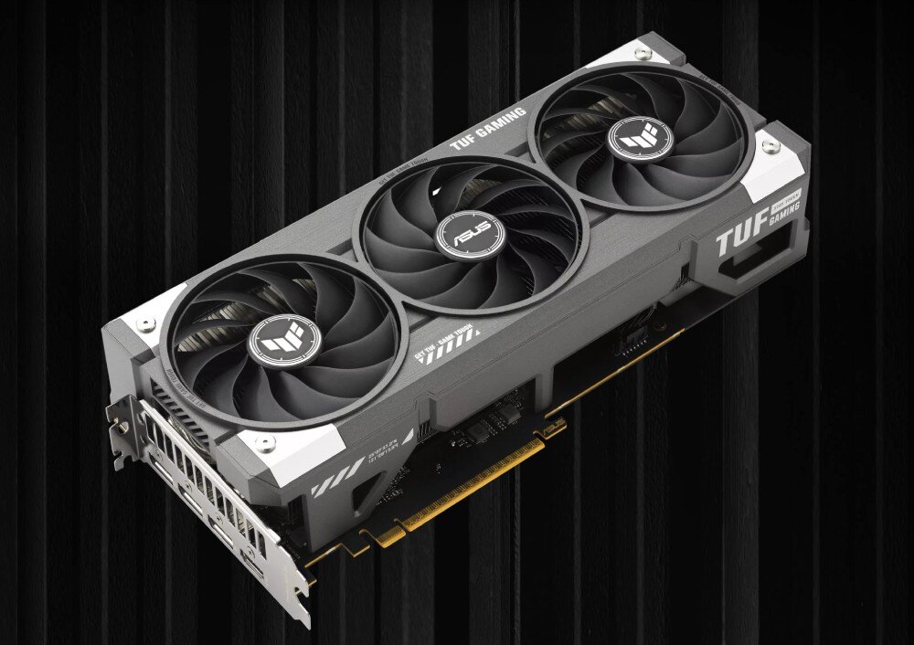 Karta graficzna ASUS TUF Gaming GeForce RTX 5060 OC Edition 8GB Karta graficzna widoczna w rzucie izometrycznym ukazująca trzy wentylatory i boczną obudowę z logotypem