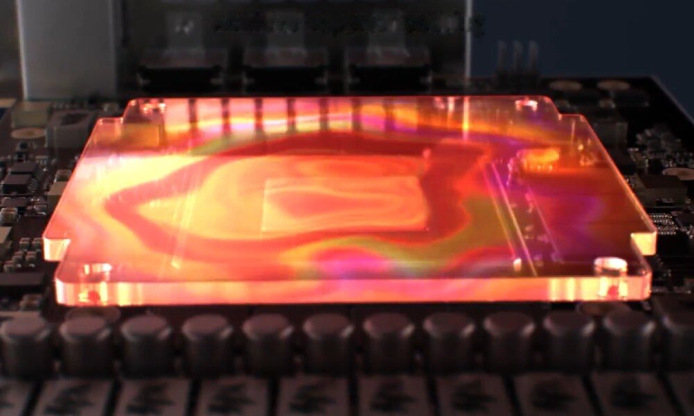 Karta graficzna ASUS TUF Gaming GeForce RTX 5060 OC Edition 8GB Zbliżenie na miedzianą podstawę chłodzenia z nałożoną kolorową mapą termiczną ilustrującą rozkład ciepła