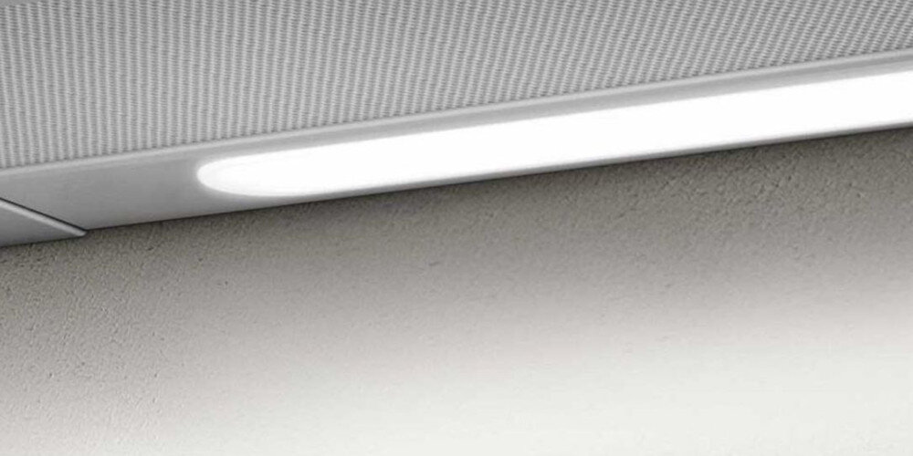 OKAP ELICA ELITE 35 GRIX A 90c zbliżenie włączone światło pasek LED oświetlenie ciepłe światło równomierne doświetlenie płyty kuchennej energooszczędna technologia niskie koszty eksploatacji