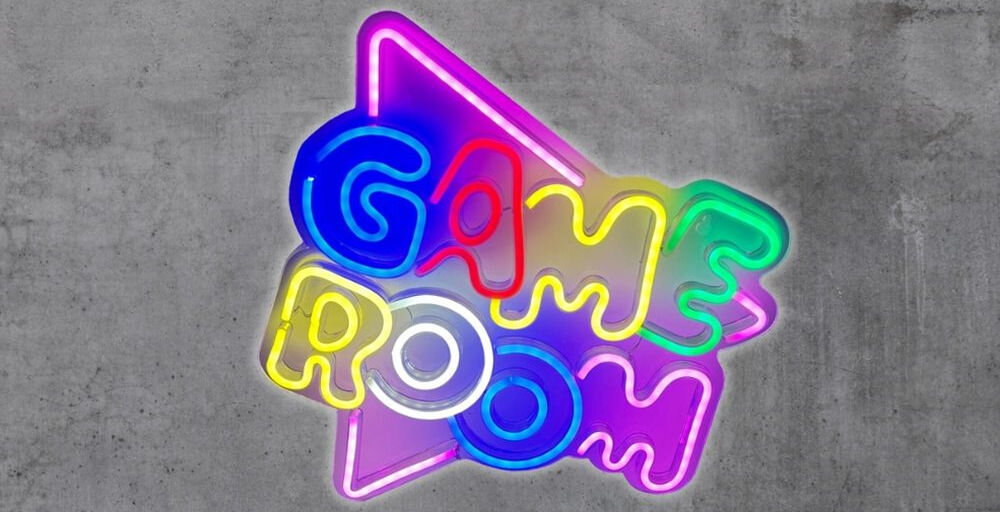 Neon LED BELINE Light Game Room prezentacja na szarej ścianie szyld do pokoju gamingowego kolorowy napis montaż na ścianę