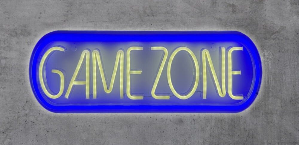 Neon LED BELINE Light Game Zone prezentacja na szarej ścianie żółto-niebieski napis do pokoju gamingowego
