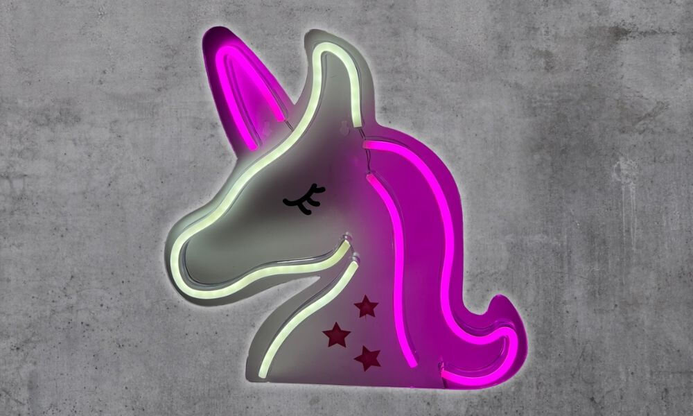 Neon LED BELINE Light Jednorożec prezentacja na szarej ścianie dekoracja do pokoju dziecięcego różowo-biała poświata