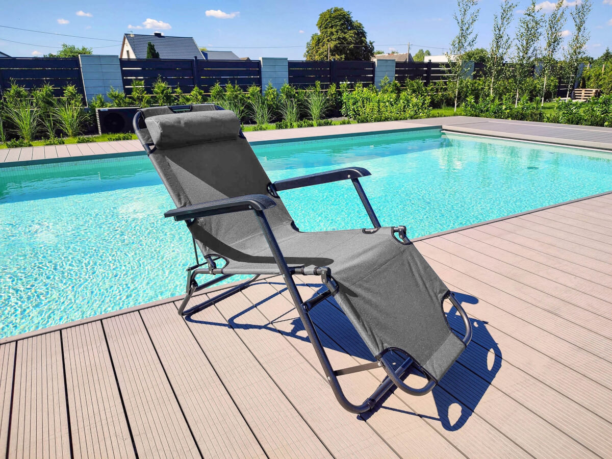 Leżak BLACK FOREST L-0279S Szary, relaks, leżak, ogrodowy, szary, Leżak basenowy przy niebieskim basenie w ogrodzie.