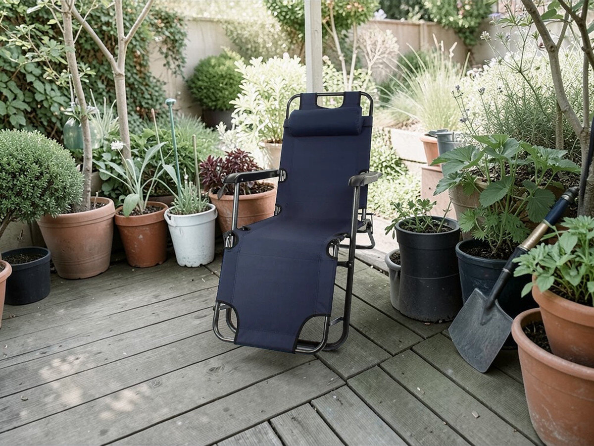 Leżak BLACK FOREST L-0279G Granatowy, odpoczynek, ogród, relaks, komfort, na tarasie ogrodowym, w tle ogród, stoi leżak w pełni rozłożony