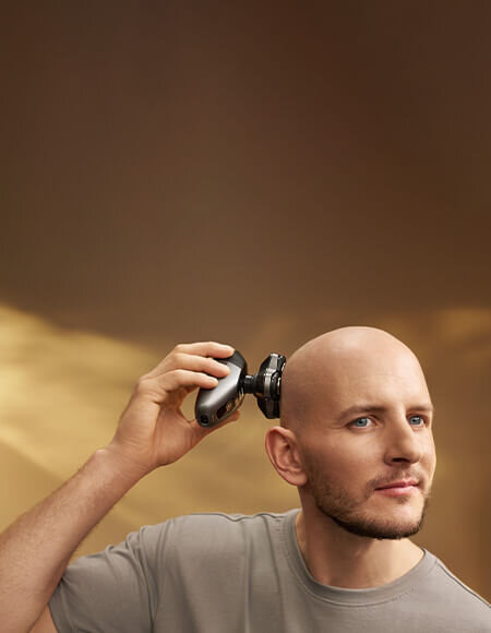 Grafika przedstawiająca elementy laktatora. Od lewej: mocny silnik z klipsem i paskiem, wielokierunkowa nakładka, membrana, zawór, przeźroczysta muszla (200 ml) z nóżką stabilizującą, silikonowy lejek SkinSense i reduktor lejka.