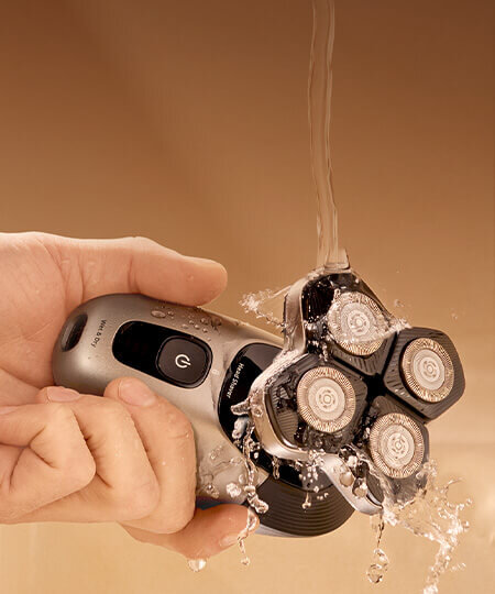 Grafika przedstawiająca elementy laktatora. Od lewej: mocny silnik z klipsem i paskiem, wielokierunkowa nakładka, membrana, zawór, przeźroczysta muszla (200 ml) z nóżką stabilizującą, silikonowy lejek SkinSense i reduktor lejka.