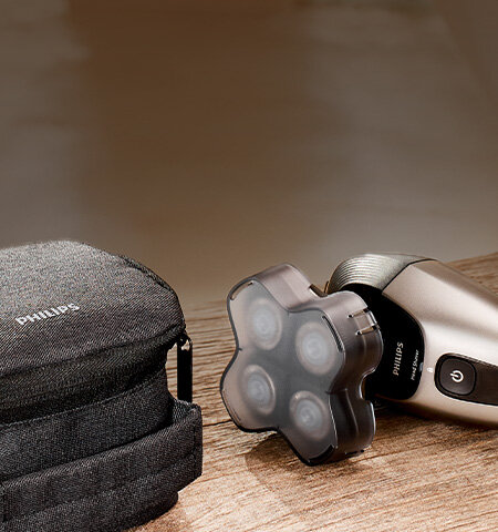 Grafika przedstawiająca elementy laktatora. Od lewej: mocny silnik z klipsem i paskiem, wielokierunkowa nakładka, membrana, zawór, przeźroczysta muszla (200 ml) z nóżką stabilizującą, silikonowy lejek SkinSense i reduktor lejka.