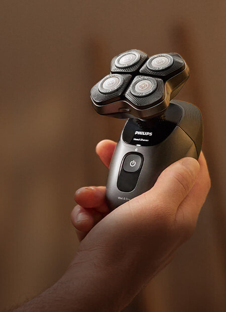 Grafika przedstawiająca elementy laktatora. Od lewej: mocny silnik z klipsem i paskiem, wielokierunkowa nakładka, membrana, zawór, przeźroczysta muszla (200 ml) z nóżką stabilizującą, silikonowy lejek SkinSense i reduktor lejka.