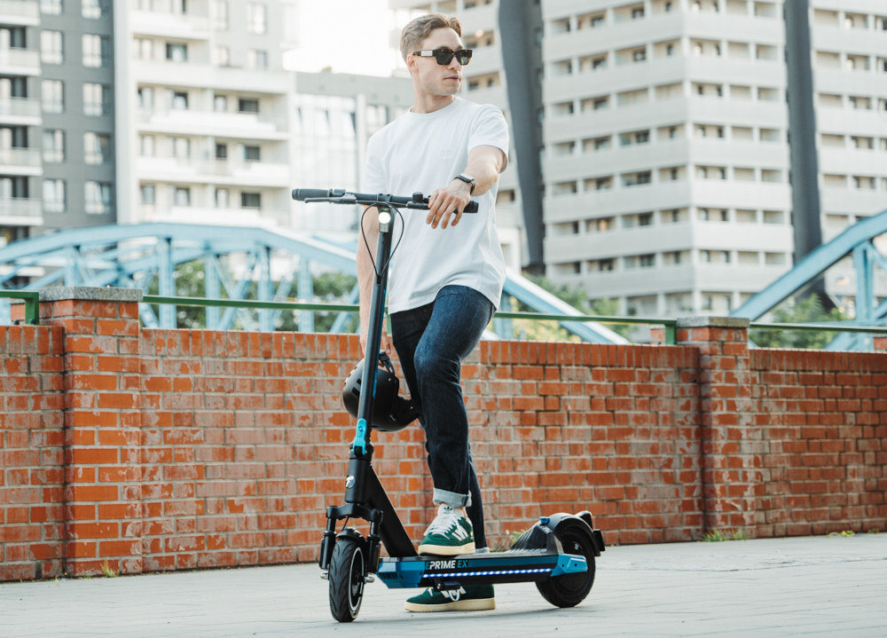 Hulajnoga elektryczna FRUGAL E-Pr1me EX Czarny koła duże 10-calowe pompowane opony tłumią drgania amortyzują wstrząsy minimalizują ryzyko uszkodzenia amortyzator w przednim kole