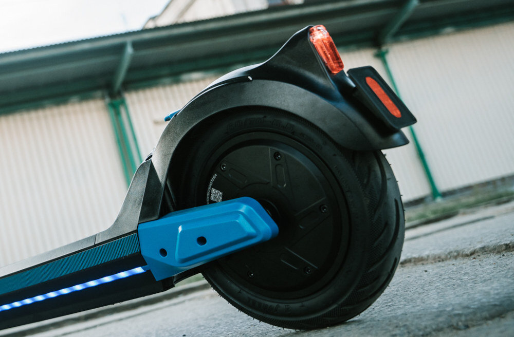 Hulajnoga elektryczna FRUGAL E-Pr1me EX Czarny silnik moc 500 W maksymalna prędkość do 20 km/h bateria 36V pojemność 12 Ah zasięg do 42 km bateria wbudowana w podest czas ładowania 7 godzin