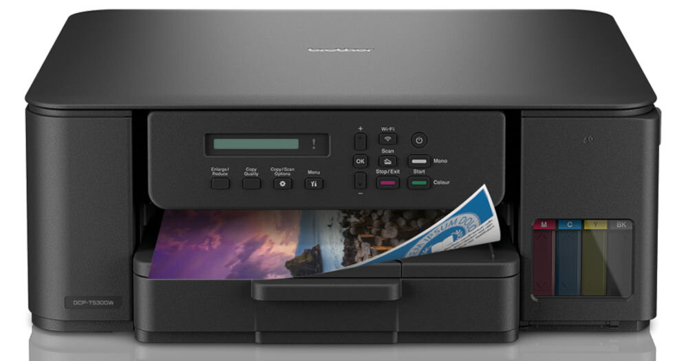 Urządzenie wielofunkcyjne BROTHER DCP-T530DW Druk w kolorze, Automatyczny druk dwustronny, Wi-Fi prezentacja urządzenia od przodu na białym tle z wydrukowaną kartką kolorowy wydruk zdjęć efektowne dokumenty tworzenie profesjonalnych materiałów