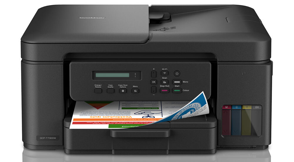 Urządzenie wielofunkcyjne BROTHER DCP-T730DW Druk w kolorze, Automatyczny druk dwustronny, Wi-Fi prezentacja urządzenia od przodu na białym tle z wydrukowaną kartką kolorowy wydruk zdjęć efektowne dokumenty tworzenie profesjonalnych materiałów