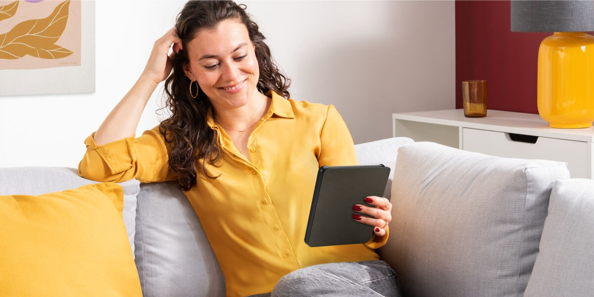 Etui na Kindle Paperwhite 12 HAMA Fold Czarny Codzienna ochrona i wygoda - osoba z czytnikiem w etui w rękach