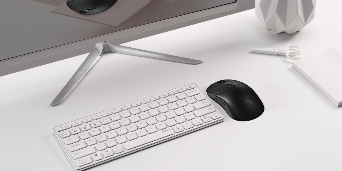 Mysz RAPOO Gaming V200PRO Czarny Pełna kontrola ruchu - mysz na biurku obok białej klawiatury