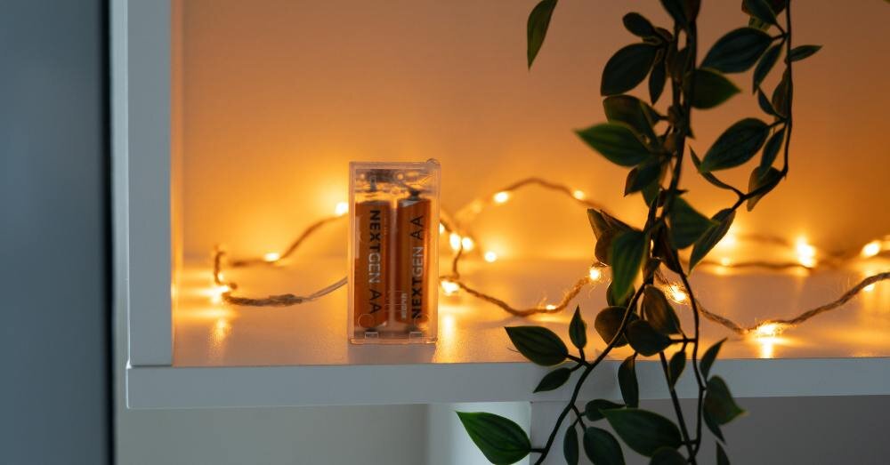 Akumulatorki AA 2200 mAh XTORM XNG2AB4 (4 szt.), bateria, ładowanie, oszczędność, zasilanie, baterie stoją na blacie w parze wpięte do portu zasilania kabli dekoracyjnych