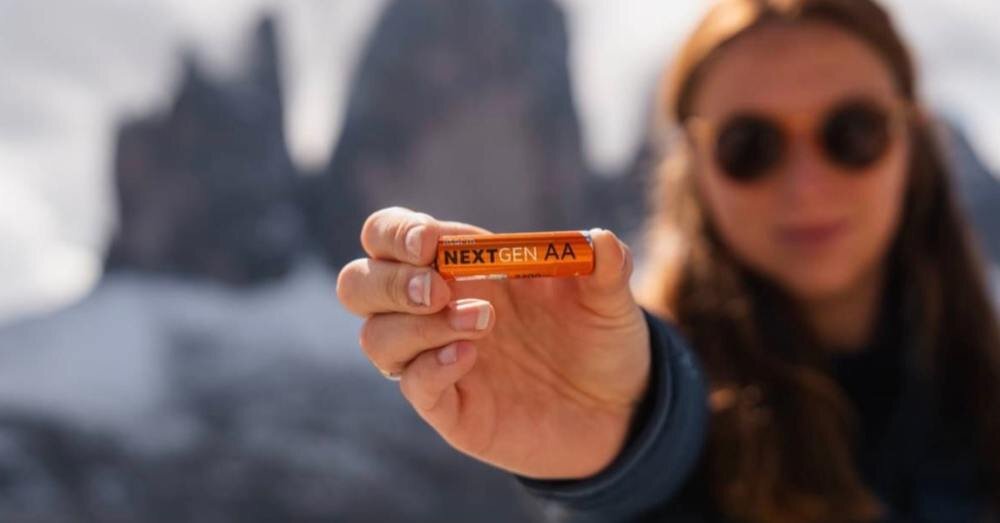 Akumulatorki AA 2200 mAh XTORM XNG2AB4 (4 szt.), gotowość, zachowanie, bateria, port, kobieta trzyma baterię i pokazuje ją na wprost w dłoni