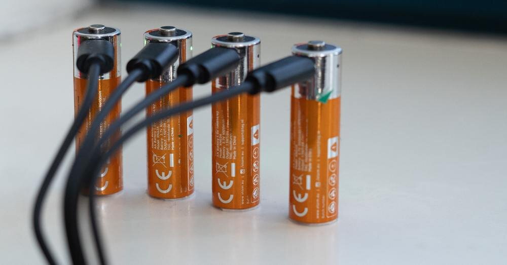 Akumulatorki AA 2200 mAh XTORM XNG2AB4 (4 szt.), ponowne, ładowanie, 1500, ekologia, baterie stoją pionowo w ilości 4 sztuk i są ładowane przez kabel USB-C