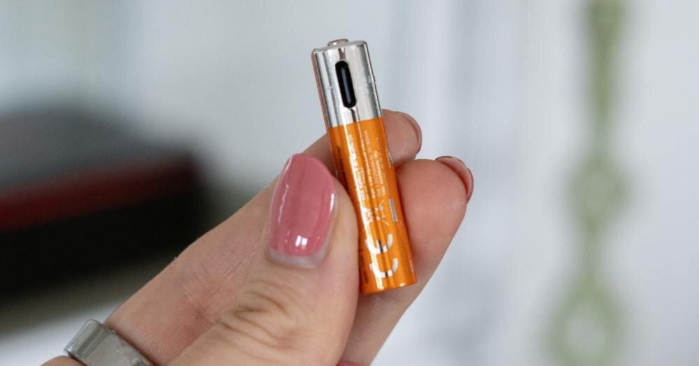 Akumulatorki AAA 570 mAh XTORM XNG3AB4 (4 szt.), gotowość, zachowanie, bateria, port, 2 palce dłoni trzymają w zbliżeniu baterię