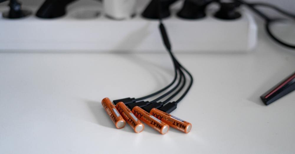 Akumulatorki AAA 570 mAh XTORM XNG3AB4 (4 szt.), port, USB-C, powerbank, biwak, baterie podpięte do ładowania usb i listwy antyprzepięciowej