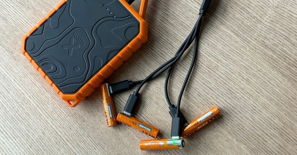 Akumulatorki AAA 570 mAh XTORM XNG3AB4 (4 szt.), ładowanie, wskaźnik, LED, światło, zbliżenie na ładujące się baterie na blacie