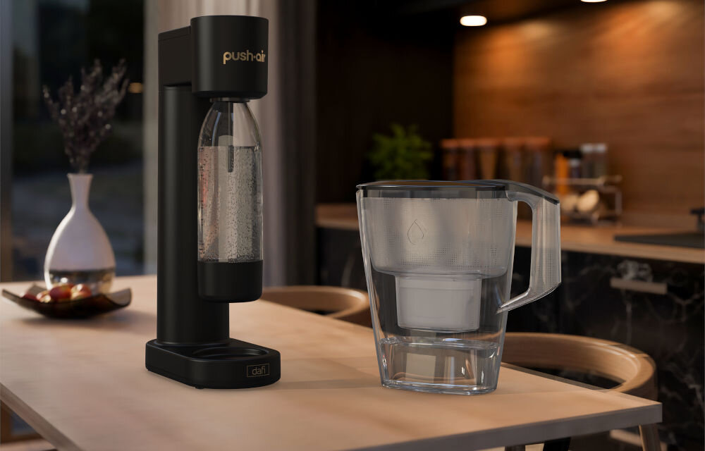 Saturator DAFI PushAir Czarny z dwoma nabojami + butelka czarny saturator z zamontowaną butelką stoi na blacie obok stoi dzbanek filtrujący z czarną pokrywką wprowadza wygodę samodzielnie, w zaledwie kilka chwil intuicyjna obsługa szybko bez wysiłku oszczędność czasu pełna kontrola komfort swoboda jakość każdego dnia 