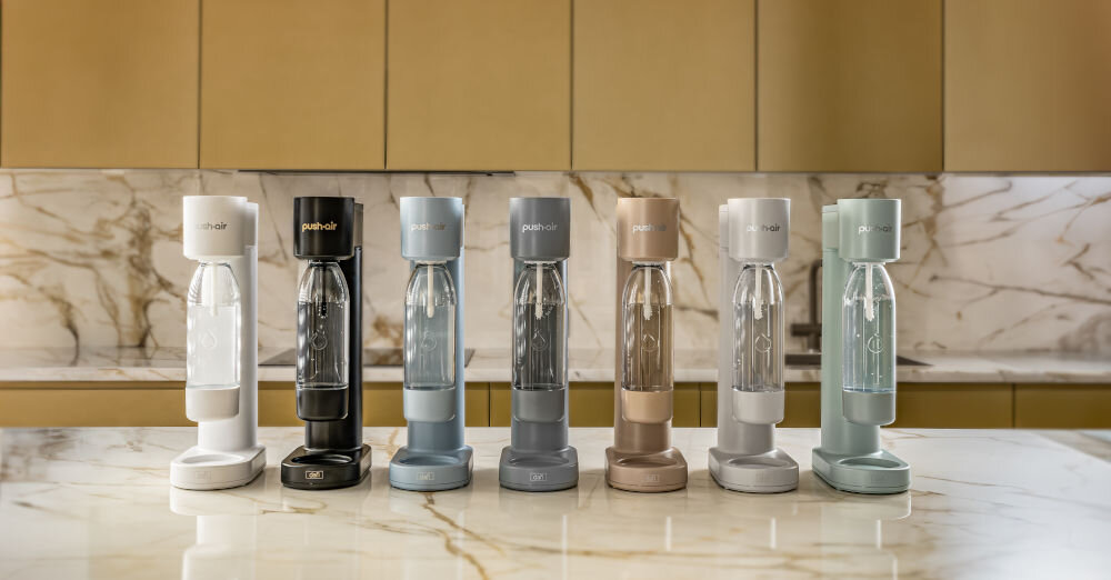 Saturator DAFI PushAir Czarny z dwoma nabojami + butelka saturatory stoją na blacie różne kolory zamontowane butelki funkcjonalność wyrafinowana estetyka inspiracja zaczerpnięta z biżuterii satynowe wykończenie paleta eleganckich kolorów szeroki wachlarz odcieni do każdego stylu kuchni harmonia niepowtarzalny urok