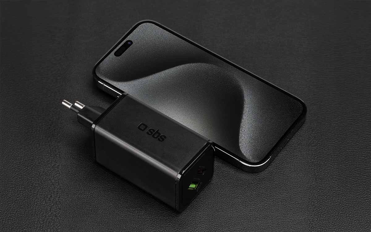 Ładowarka sieciowa SBS Nano GaN 65W obok smartfona