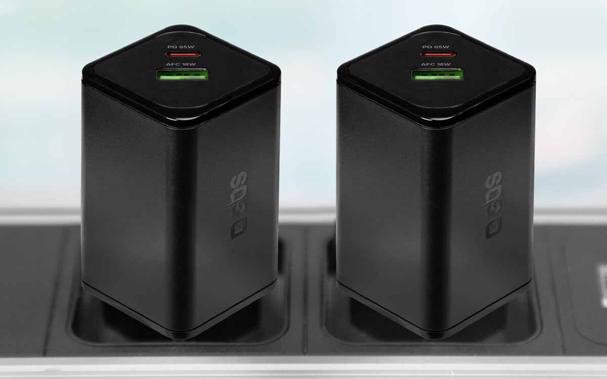 Ładowarka sieciowa SBS Nano GaN 65W w gniazdku Porty Power Delivery i Adaptive Fast Charge