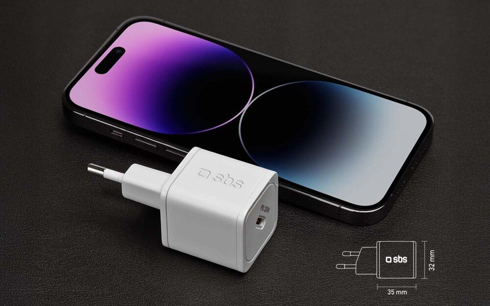 Ładowarka sieciowa SBS Nano GaN przy smartfonie 35x30 mm wymiary obudowa europejska wtyczka