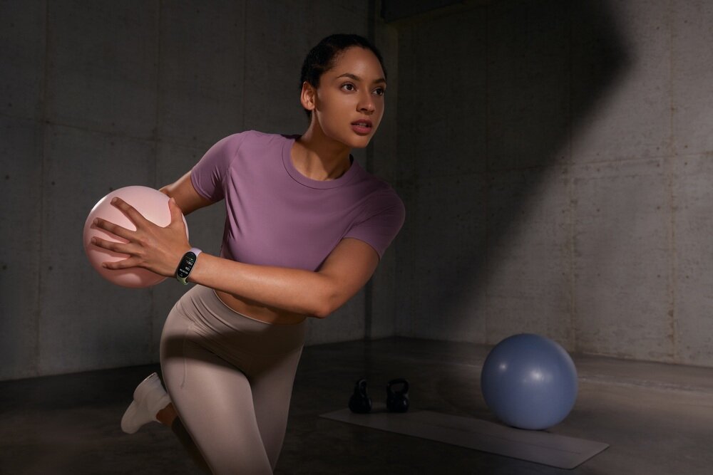 Smartband XIAOMI Mi Band 10 ćwicząca kobieta, Lekka, ergonomiczna konstrukcja Bluetooth 5.3 aplikacja Mi Fitness Wodoodporność 5ATM Android i iOS
