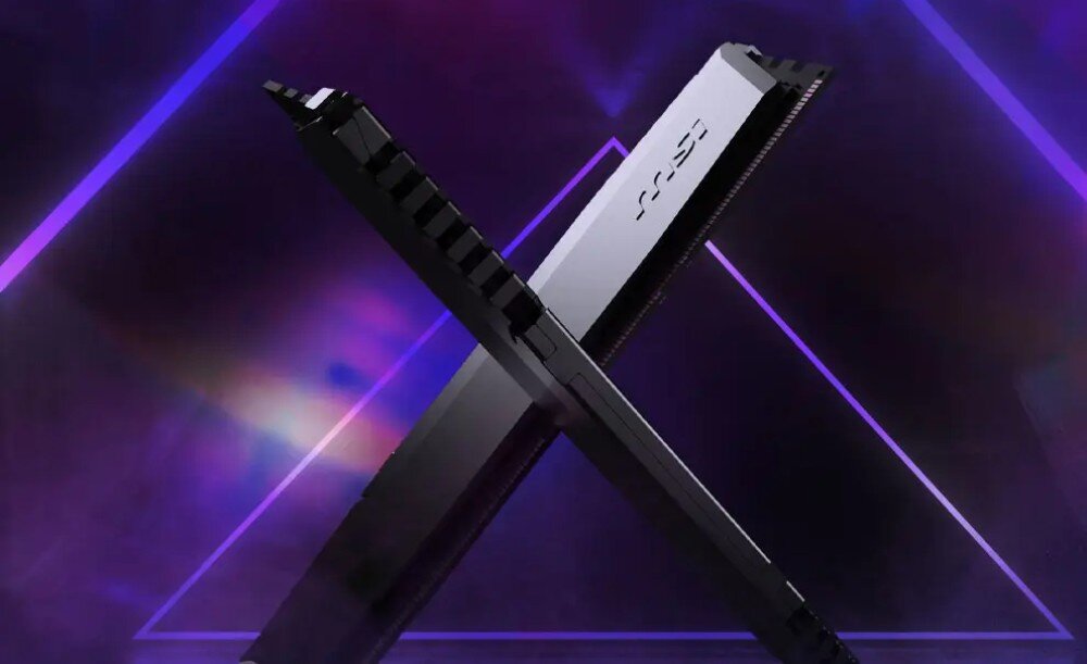 Komputer MSI MPG Infinite X3 AI 2NVR7-036EU Dwa moduły pamięci RAM skrzyżowane na tle fioletowej sceny z trójkątnym wzorem świetlnym, pamięć RAM DDR5, taktowanie, dysk SSD, pojemność, szybkość