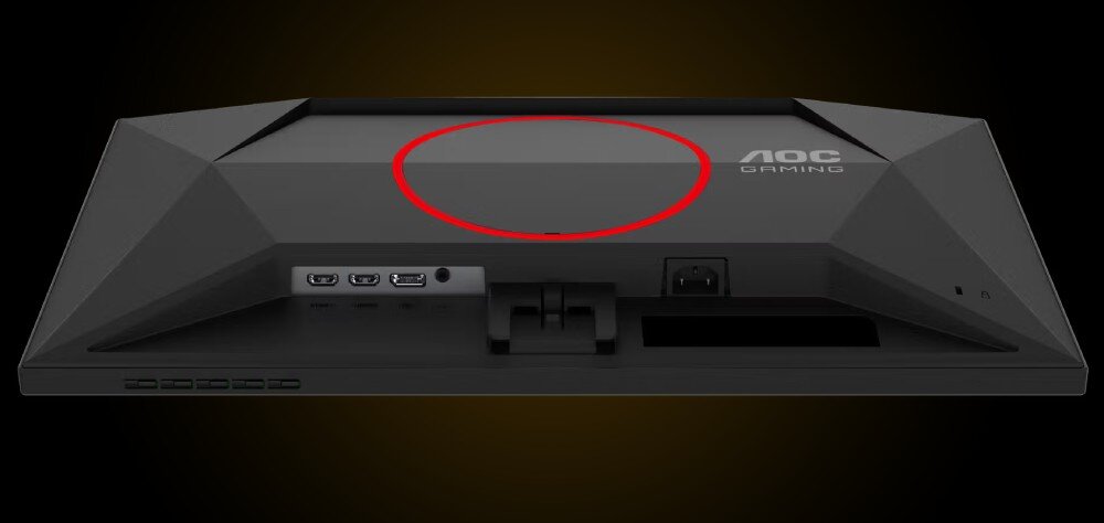 Tył monitora z widocznymi portami HDMI i DisplayPort oraz logo AOC Gaming. Obudowa ma geometryczny kształt z czerwonym okręgiem na środku.