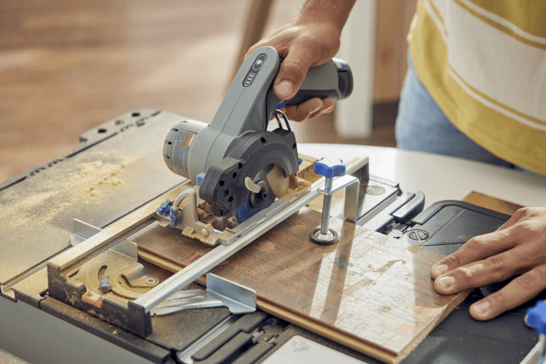 Pilarka tarczowa DREMEL Blueprint (CS12V-SC1) Komfort i stabilność pracy prowadnice, podpórki zaciski Tarcza z węglików spiekanych średnica grubość ięcie drewna, listew, paneli oraz płytek winylowych prędkość obrotowa dopasowanie praca