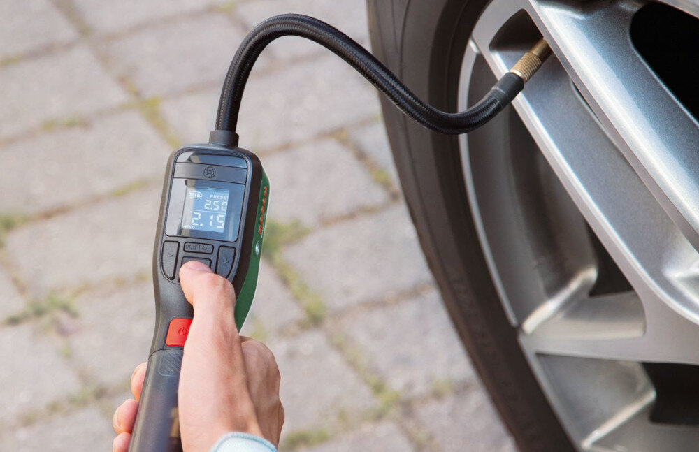 Pompka rowerowa BOSCH EasyPump 2 0603947001 podjazd osoba pompuje koło w samochodzie wszechstronne pompowanie precyzyjny pomiar ciśnienia wysoka wydajność powietrza