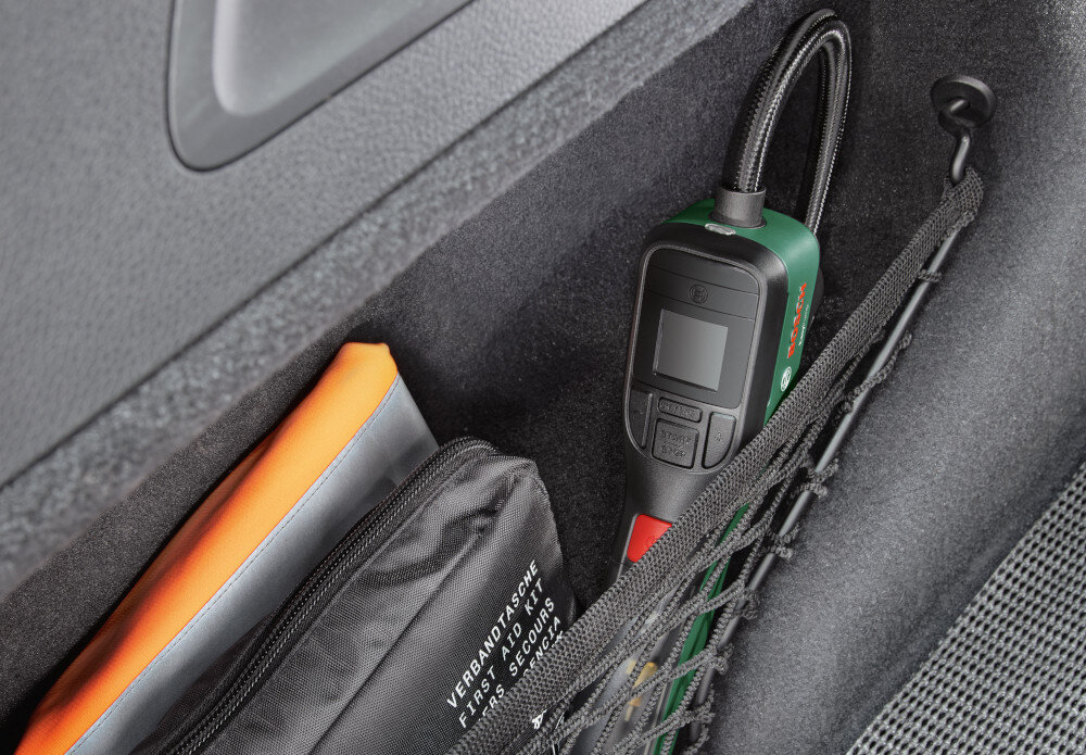 Pompka rowerowa BOSCH EasyPump 2 0603947001 drzwi samochodowe pompka leży w kieszeni samochodowej schowek umieszczony w rękojeści pompki na adaptery szybkie dopasowanie końcówki