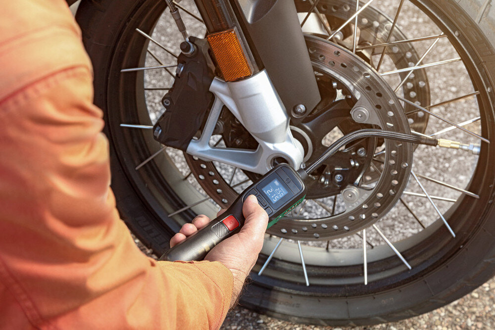 Pompka rowerowa BOSCH EasyPump 2 0603947001 droga koło motorowe osoba pompuje koło w motorze duży czytelny wyświetlacz ciśnienie w czasie rzeczywistym umożliwia ustawienie wartości docelowej przejrzysty interfejs