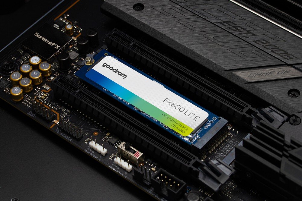 Dysk GOODRAM PX600 Lite Zdjęcie z ukosa na czarną płytę główną z zamontowanym dyskiem SSD M.2, na etykiecie napis 'goodram', 'PX600 LITE' oraz 'PCIe 4.0 NVMe M.2 3D NAND', opis