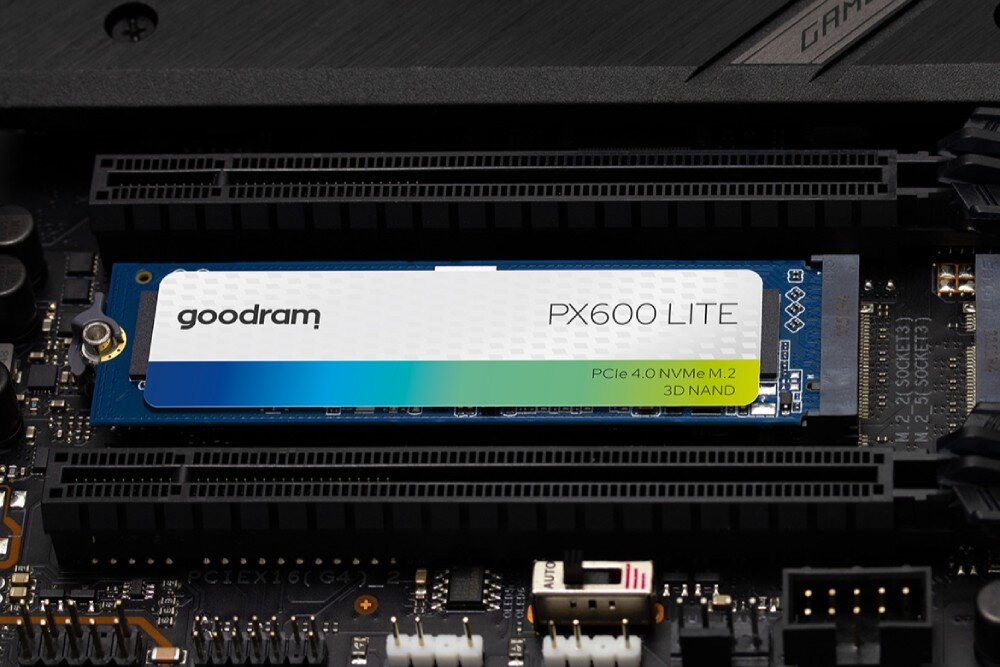 Dysk GOODRAM PX600 Lite Zbliżenie z góry na dysk SSD M.2 wpięty w gniazdo płyty głównej, etykieta z napisem 'goodram', 'PX600 LITE' i specyfikacją interfejsu jest wyraźnie widoczna, format, prędkość, wydajność