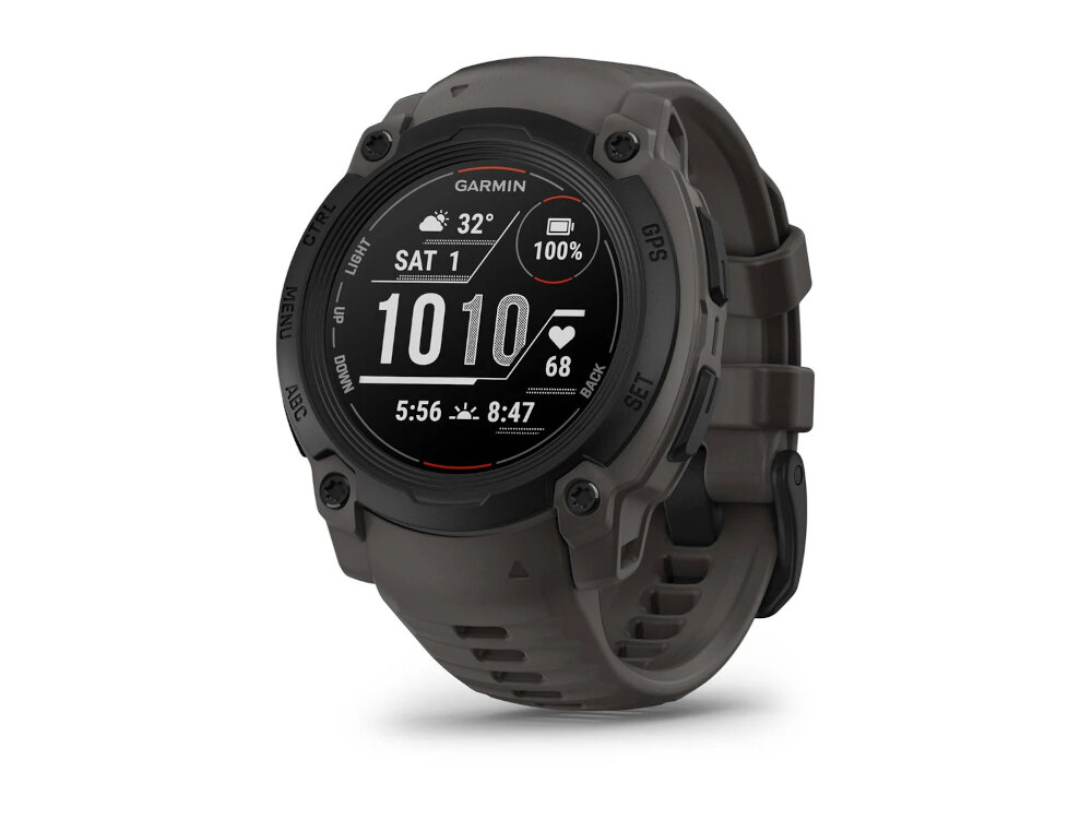 Czarny smartwatch z okrągłym wyświetlaczem, na którym widoczne są informacje takie jak: temperatura 32°, data SAT 1, poziom baterii 100%, godzina 10:10, tętno 68 oraz czas wschodu i zachodu słońca 5:56 i 8:47. Na obudowie widoczne są napisy: GARMIN, GPS, SET, BACK, ABC, LIGHT.