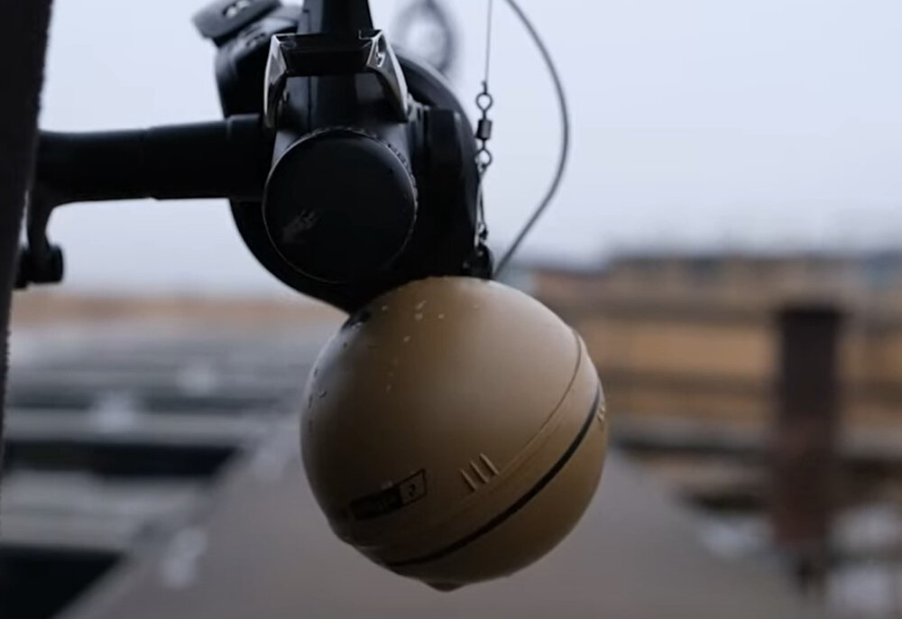 Echosonda wędkarska DEEPER CHIRP+ 2.0 z GPS dla kazdego entuzjasty wedkarstwa lacznosc z aplikacja Wi-Fi duzy zasieg pomaranczowa oslona wedkowanie noca dobrze widoczna