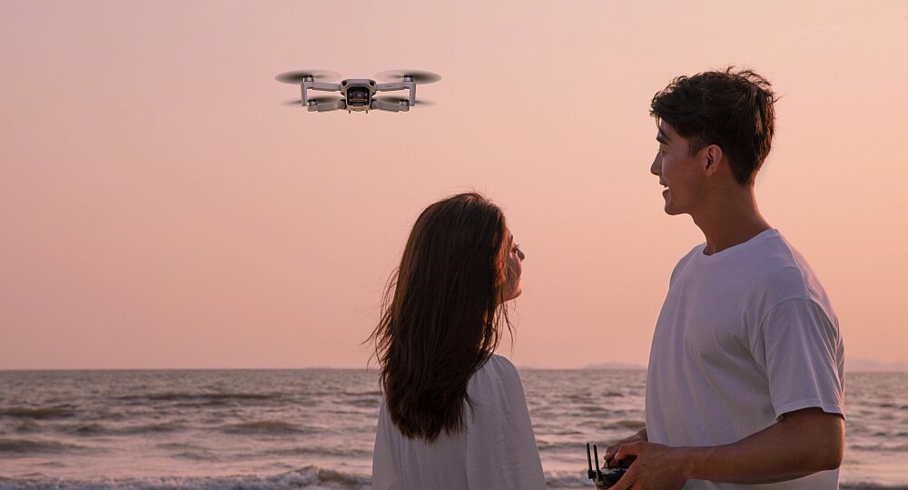 Dron DJI Mini SE lot kamera rozdzielczość filmy nagrywanie zdjęcia sterowanie aparatura bateria pojemność ładowanie