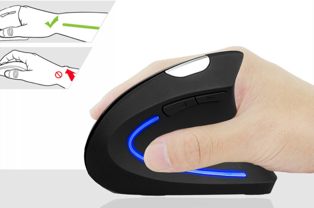 Na obrazie widoczna jest czarna mysz komputerowa o ergonomicznym kształcie, trzymana w dłoni, z niebieskim podświetleniem i dwoma przyciskami bocznymi. W górnej części obrazu znajdują się ilustracje pokazujące prawidłowe i nieprawidłowe ułożenie nadgarstka z zielonym i czerwonym oznaczeniem.